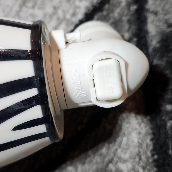 SCENTSY ZEBRA PRINT MINI PLUG-IN WALL WAX WARMER NIGHT LIGHT - Picture 4 of 9